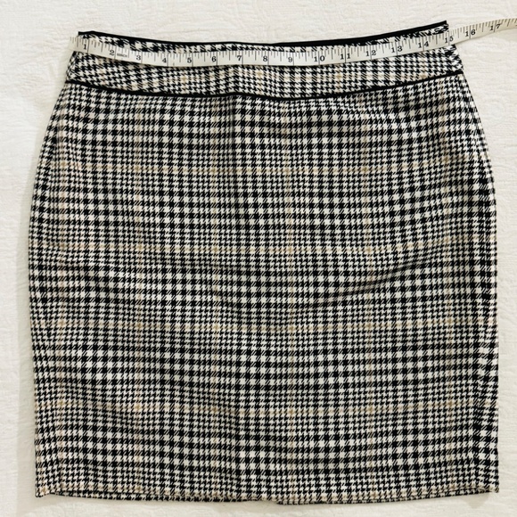 Banana Republic pencil mini skirt. - Picture 3 of 6